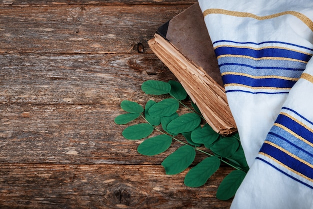 Photo jewish holiday prayer book high holy days on a table