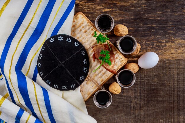 Photo a jewish matzah bread with wine. passover holiday concept