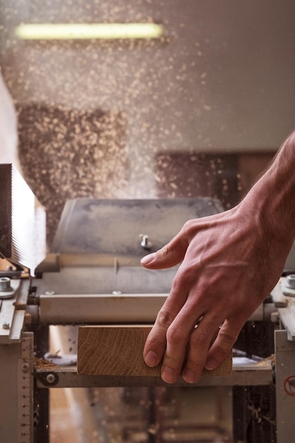 The joiner aligns the board on the electric plane Preparation o