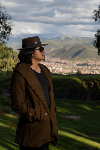 Joven turista latino en la ciudad del Cusco Peru