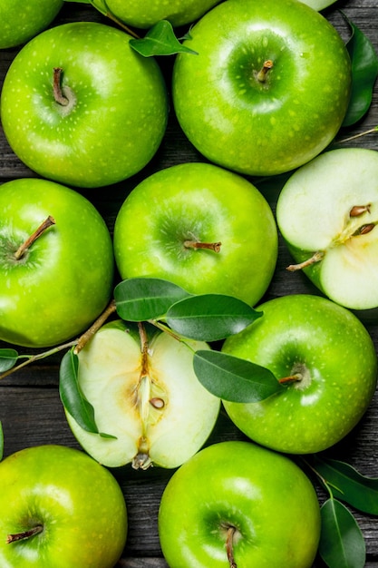 Juicy green apples with leaves