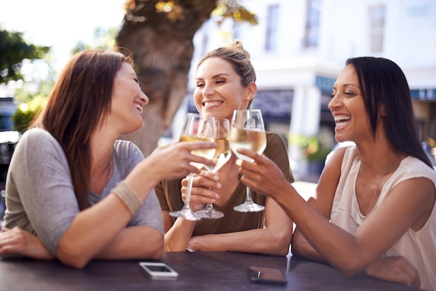 Photo keep your friends close shot of a happy group of friends having a drink together