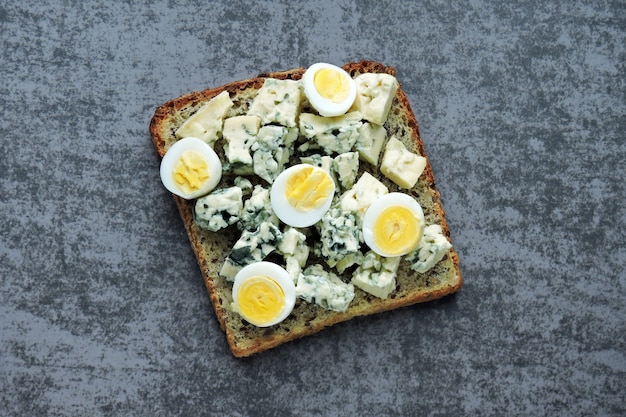 Photo keto toasts with blue cheese and egg