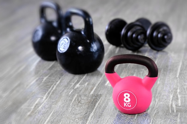 Photo kettlebells and dumbbells are sports fitness equipment fitness training lifestyle and healthy lifestyle concept