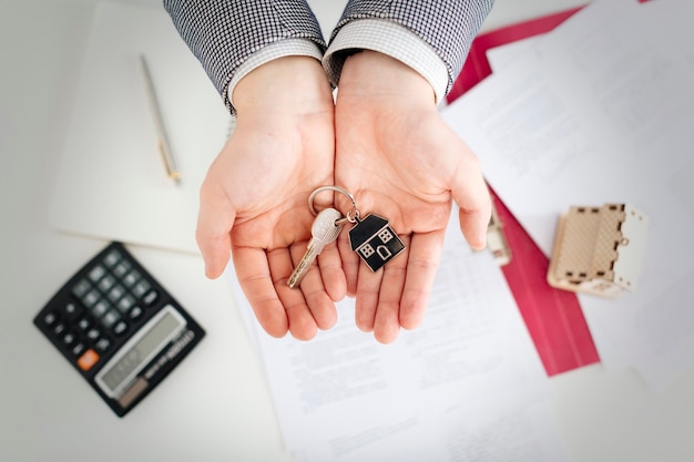 Key on hands of realtor