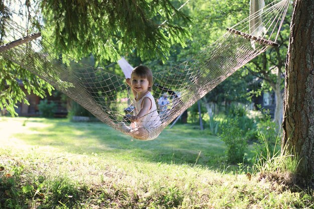 Photo kid in hammock on nature