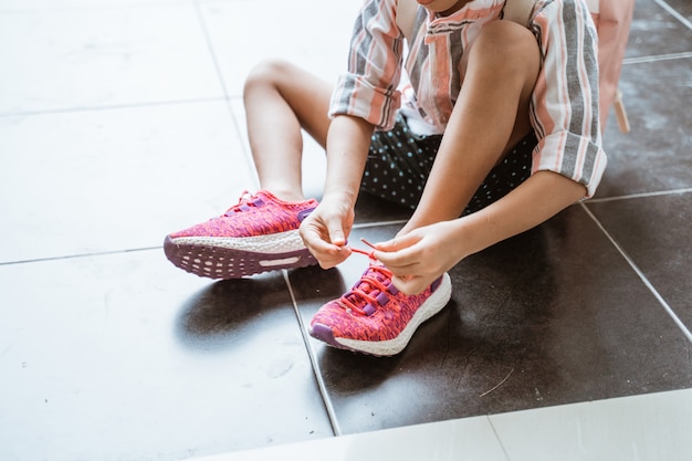 Kid puts her shoes by herself