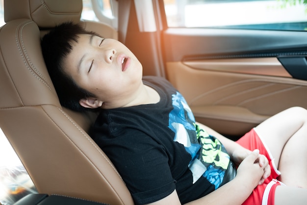 Kid sleep on car, child feel sick, sleep on car seat