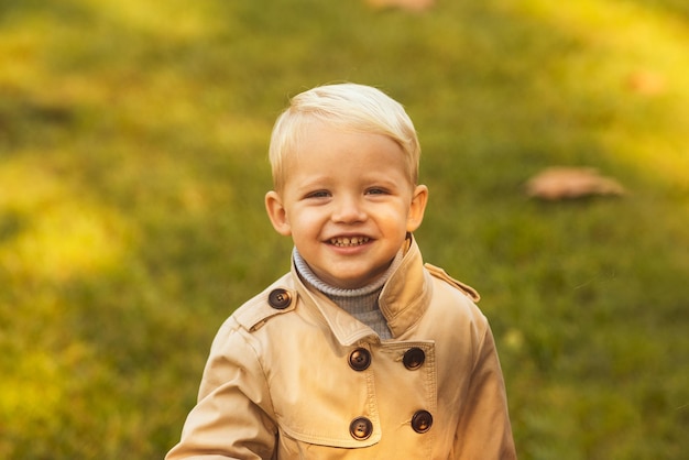 Kids outdoor fun in autumn Happy kid boy walking in the Autumn Park Autumn portrait of beautiful preschool boy in the park Little cute boy in autumn park