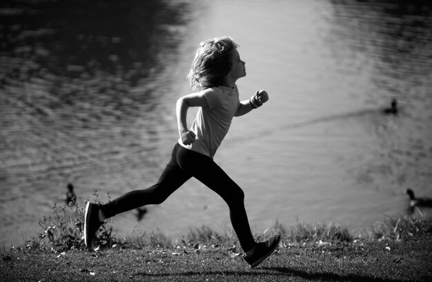 Photo kids running outdoors child runner jogger running in the nature morning jogging active healthy kids