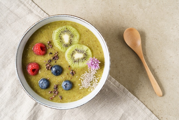 Kiwi smoothie bowl