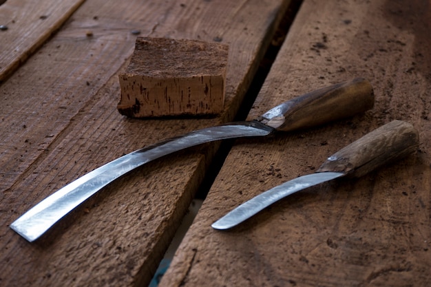 Knife tools for slicing cork