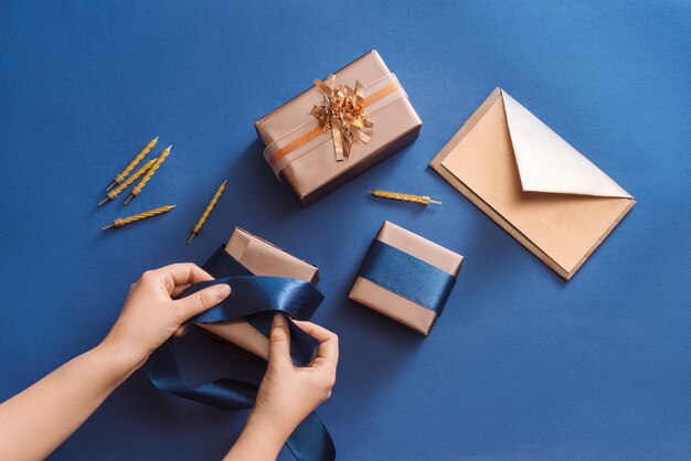 Knot the ribbon for Christmas boxes with envelope