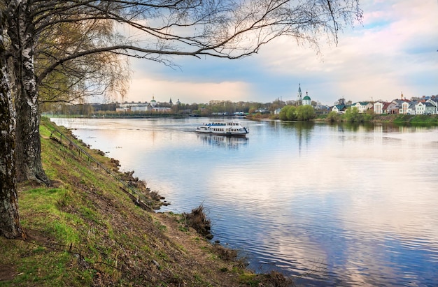 Photo korabl' plyvet po volge v tveri the ship sails along the volga river in tver