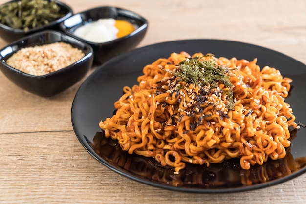 korean spicy instant noodles 