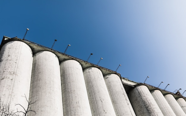 Photo kyiv, ukraine - nov. 10, 2018: granary elevator in podil in kyiv. the granary is designed to store large quantities of grain. the elevator became a business card of kyiv podil.