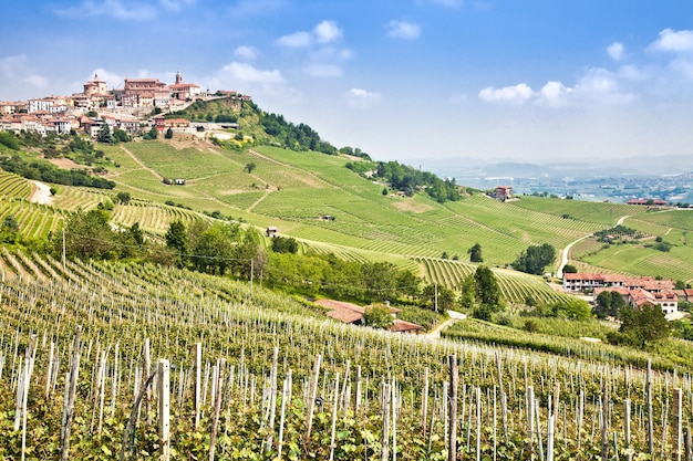 Photo la morra. traditional village close to barolo and alba, in piedmont region, italy.