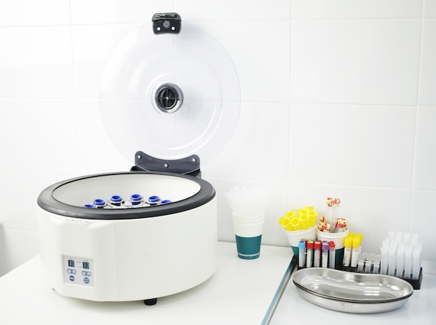 Laboratory medical centrifuge for the separation of blood components