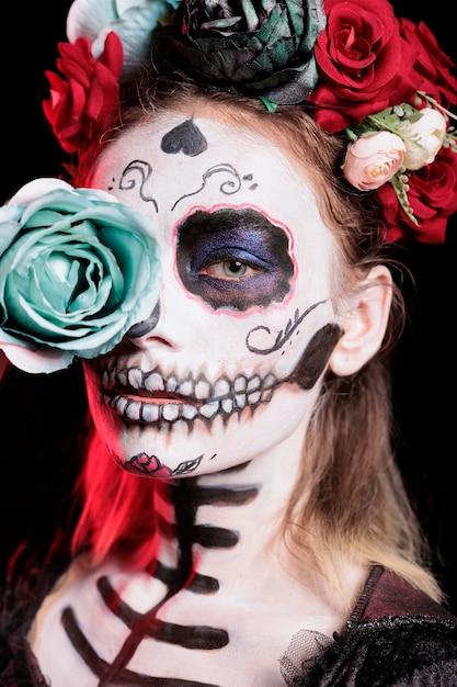 Photo lady holding green rose for mexican holiday of remembrance