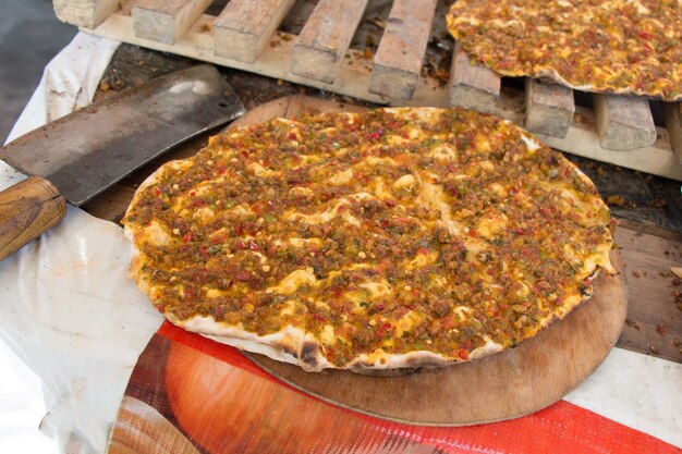 Photo lahmacun turkish pizza pancake with meat filling