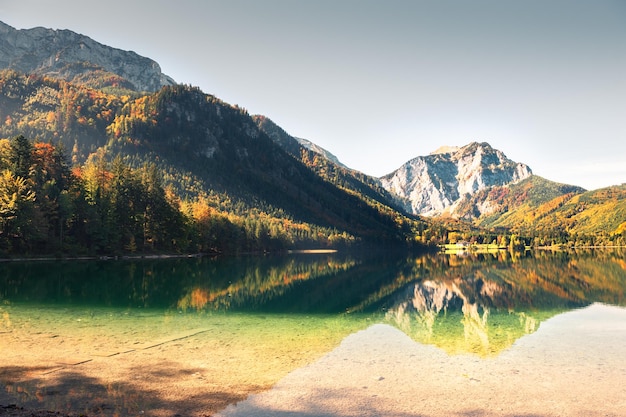 Photo lake in the autumn alps mountains at sunset vorderer langbathsee lake austria beautiful autumn landscape