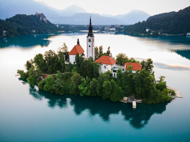 Photo lake bled in slovenia with church on island and bled castle drone view