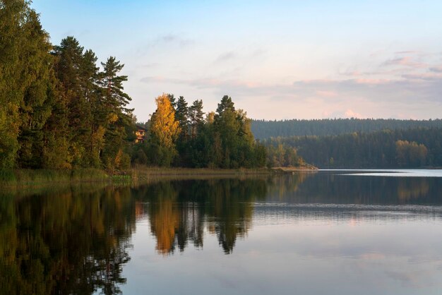 Photo lake ladoga near village lumivaara on a sunny autumn day ladoga skerries republic of karelia russia