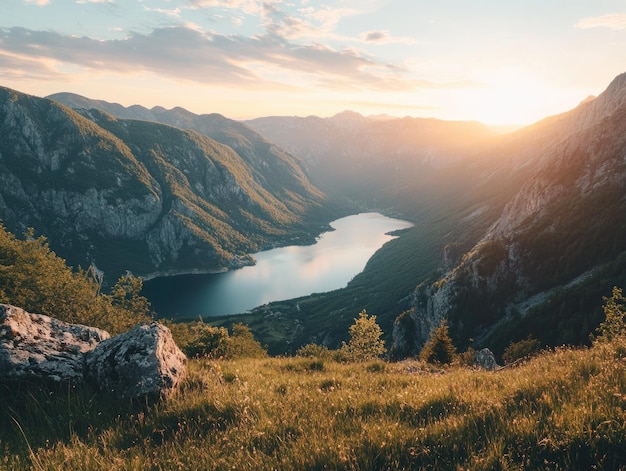 Photo lake and mountain landscape at sunset