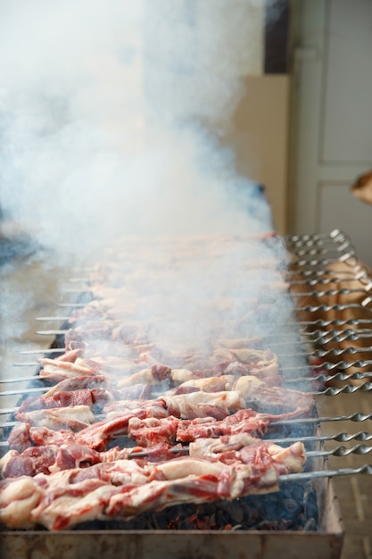 Lamb skewers strung on skewers are grilled on the grill