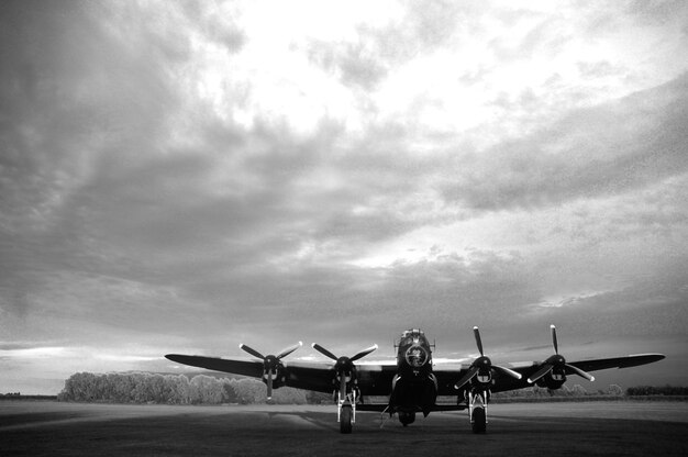 Photo lancaster bomber against sky