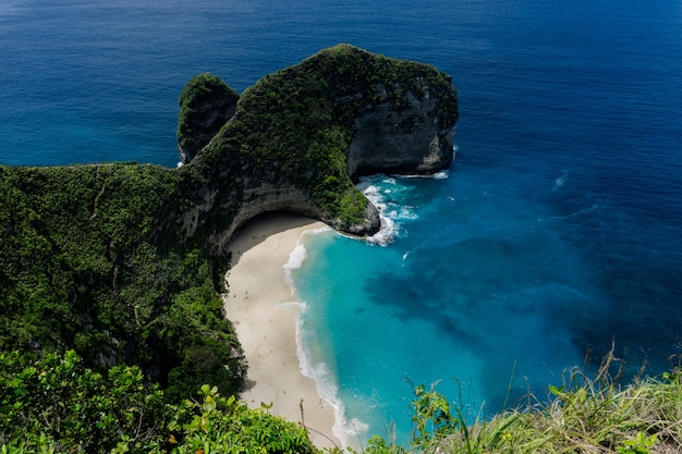 Photo the landmark of nusa penidakelingking means pinkie finger nusa penida bali