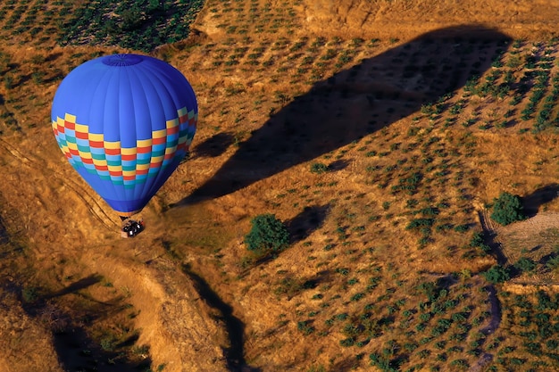 Photo landscape of fabulous kapadokya colorful flying air balloons in sky at sunrise in anatolia