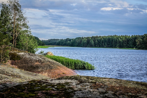 Photo the landscape of karelia view of a small stone island surrounded by water gulf of finland leningrad region