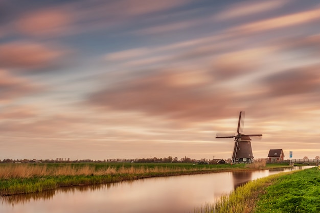 Photo landscape with windmill and beautiful sky long exposure