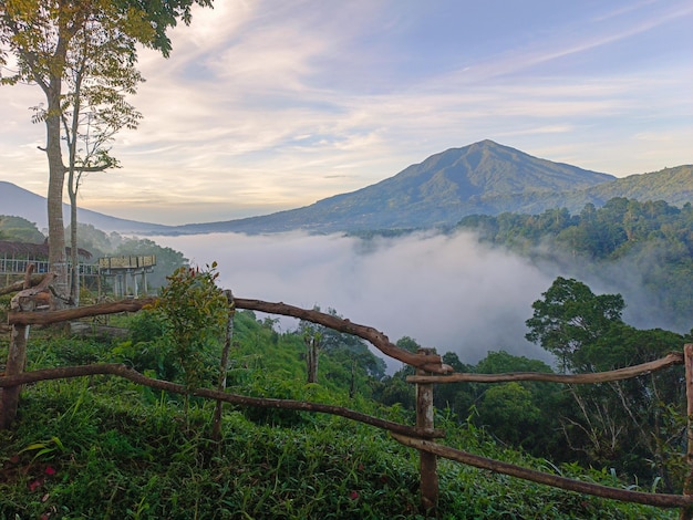 Photo lanscape view nature with mountain with blue sky from the top of the hill