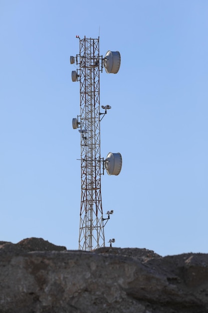 Photo a large antenna is on top of a mountain