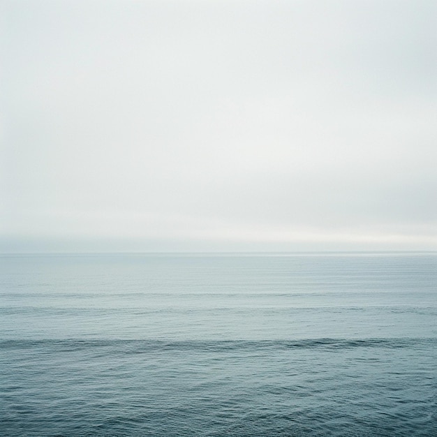 Photo large body of water with a sky that has no clouds