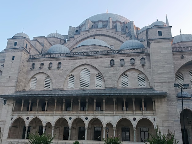 Photo a large building with a large blue dome with windows and a blue dome