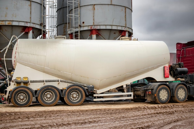 Photo large truck for transporting cement a cement truck unloads cement at a concrete plant concrete production