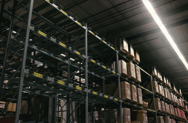 Photo large view of boxes in shelves in a warehouse factory building. ideal for websites and magazines layouts