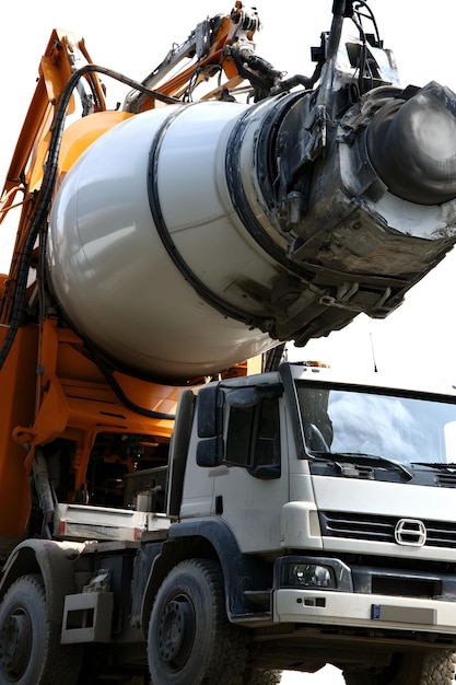 Photo a large white and black truck with a large tank on it