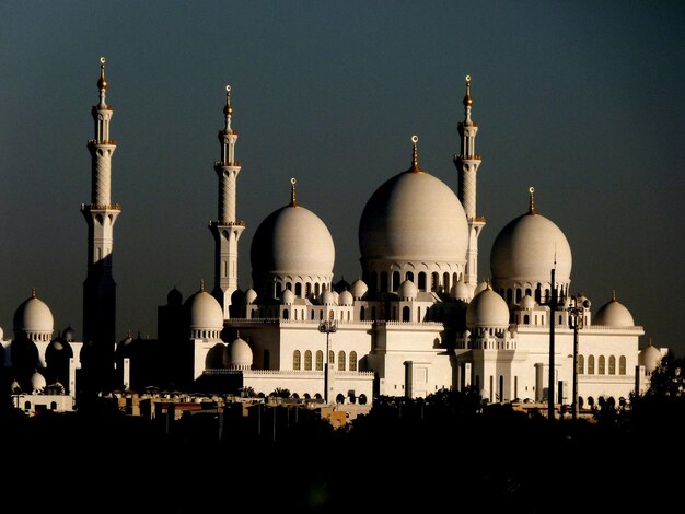 Photo a large white building with a large white building in the middle