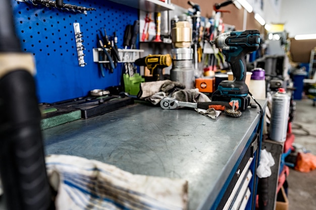 Photo large workbench with tools at station for vehicle technical servicing