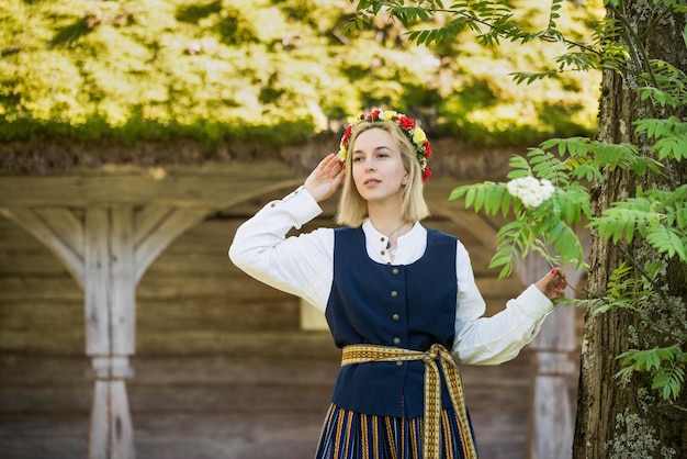 Photo latvian woman in traditional clothing. ligo folk.