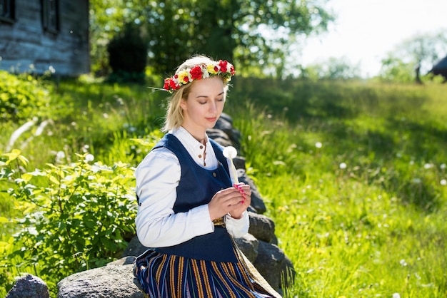 Photo latvian woman in traditional clothing ligo folk