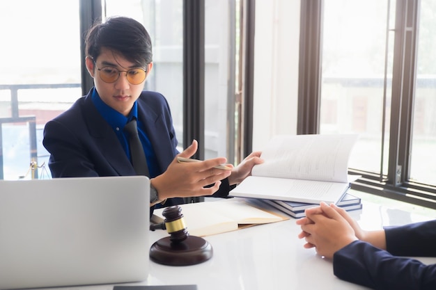 Photo lawyer having meeting with customer in office