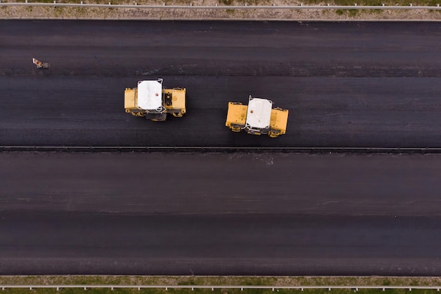 Laying of asphalt Asphalt rollers level and seal the layer of asphalt concrete mix