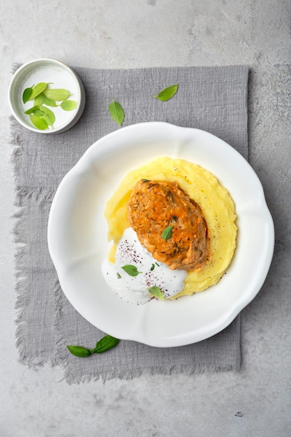 Lazy cabbage rolls with mashed potatoes and sour cream