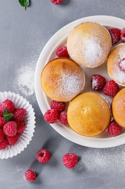 Lemon cakes with raspberries