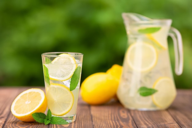 Photo lemonade in glass and jug